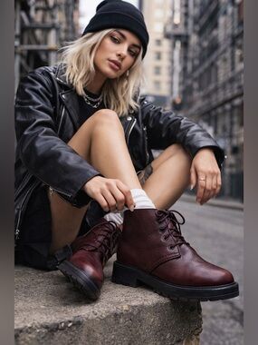 Santana Canada Burgundy Leather Ankle Boots | Size 6 | Lug Sole | Made in Canada